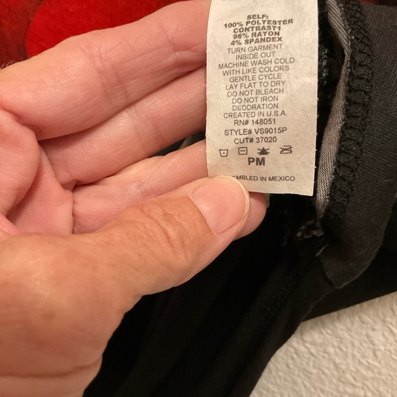 Red hibiscus flower top.Petite medium. - Picture 6 of 6